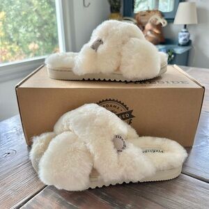 Fireside by Dearfoams Ivory Womens Newcastle Crossband Shearling Slippers